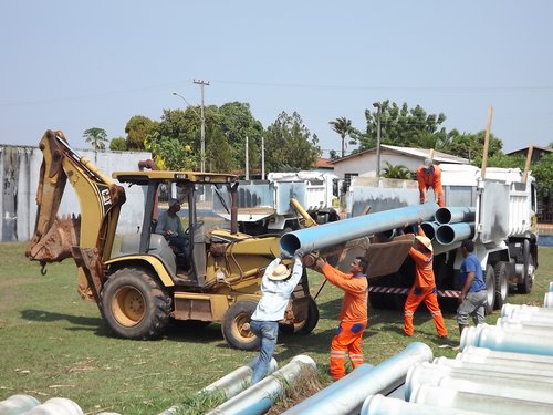 CAERD e Governo do Estado através do D E R, em Espigão do Oeste, fazendo o carregamento de tubos para obra da nova adutora em Rolim de Moura